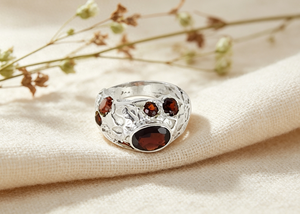 Bague en argent avec pierre précieuse grenat, style le plus récent d'Art Palace - Product Image 2