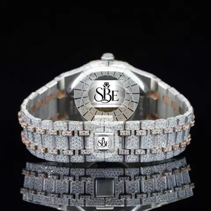 Montre de luxe blanche sertie de diamants Moissanite très demandée avec bracelet en acier inoxydable, bijoux hip-hop de luxe disponibles à la vente - Product Image 3