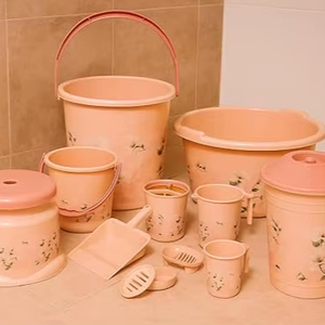Ensemble de salle de bain compact 11 pièces : Seau 20L, 2 tasses 1.5L, Bassine 20L, Poubelle 14L, Tabouret 508, 2 porte-savons, Porte-brosse à dents, Balayette, Ensemble de bain - Product Image 1