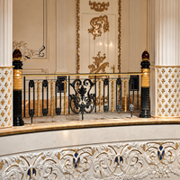 Fournisseur de balustrades d'escalier en fer forgé noir et or de luxe, balustrades de balcon ornées, garde-corps en marbre pour villas, palais et hôtels