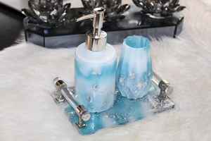 Bandeja de Baño de Resina con Escamas Plateadas, Azules y Blancas, Hecha a Mano y Ecológica, Dispensador de Jabón, Porta Brochas, Color y Tamaño Personalizables - Product Image 6