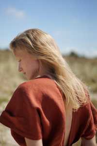 เสื้อผู้หญิงสไตล์วินเทจเรียบง่าย ผ้าลินิน 100% แบบพันรอบตัว ไร้แขน คอวี ผูกด้านข้าง เสื้อเบลาส์สำหรับใส่ทำงาน ODM เป็นมิตรกับสิ่งแวดล้อม ระบายอากาศได้ดี แบบผูกโบว์ - Product Image 6