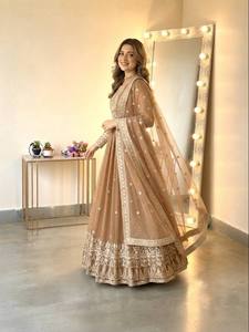 Ensemble Anarkali beige brodé avec dupatta en tulle, manches longues, tenue indienne et pakistanaise, vêtement festif et formel - Product Image 5