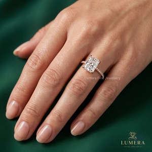 Bague de mariée élégante en diamant de laboratoire taille radiant, sertie de griffes avec halo central brillant dissimulé et micro-pavé - Product Image 1