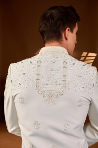 Conjunto de Adornos de Perlas con Diseño de Pavo Real y Borde de Desfile de Elefantes, Estilo Sherwani, con Simetría Arquitectónica y Tacto Divino, Color Marfil - Product Image 5