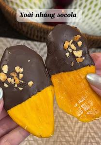 Mangues séchées enrobées de chocolat en vrac - Product Image 3