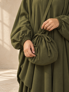 Abaya de prière islamique modeste pour femme Mishkat Couture en mousseline vert olive, longue, à capuche, avec sac bandoulière assorti pour ensemble Niqab - Product Image 2