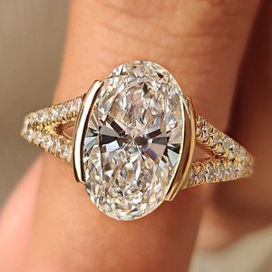 Anillo de compromiso de diamante ovalado cultivado en laboratorio de tamaño personalizado con banda de tallo dividido de oro de 14K para mujer, joyería de moda para bodas y fiestas. - Product Image 1