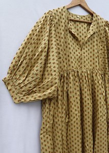Robe longue maxi élégante en coton jaune moutarde, style bohème, faite à la main, avec col en V et motif ethnique imprimé en blocs - Product Image 4