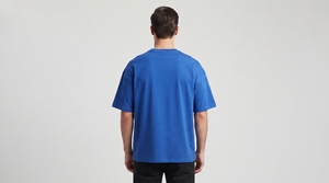 เสื้อยืดคอกลมแขนสั้นสีน้ำเงินสำหรับผู้ชาย ทรงปกติ ผ้าเจอร์ซีย์ถัก ระบายอากาศได้ดี มีโลโก้ด้านหน้า สไตล์ลำลอง - Product Image 4