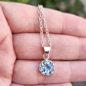 Collar con Colgante Redondo de Topacio Azul, Plata de Ley 925, Joyería de Promesa para Mujer, Engaste de Bisel, Joyería de Piedra de Nacimiento de Diciembre - Product Image 1