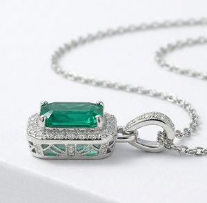 Collar con Colgante de Esmeralda Verde Cultivada en Laboratorio y Diamante Natural Redondo, Oro Sólido de 18K, Diseño de Halo Oculto - Product Image 4