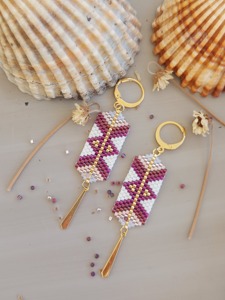 Boucles d'oreilles faites à la main avec perles, ton or, violet et blanc, design géométrique, bijoux tendance, détails exquis - Product Image 5