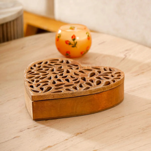 Bandeja de Almacenamiento de Madera en Forma de Corazón con Patrón de Hojas Talladas, Diseño Rústico Hecho a Mano para Uso en Interiores - Product Image 3
