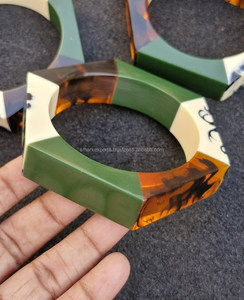 กำไลข้อมือกลมทำจากเรซิ่นแฮนด์เมดสีครีมสีเหลืองอำพันสีเขียวสำหรับผู้หญิงดีไซน์เนอร์ระดับพรีเมียมเครื่องประดับแฟชั่นโมเดลนางฟ้า - Product Image 3