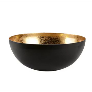 Bol en aluminium bicolore noir et or avec finition laiton, décoration élégante pour centre de table de fruits, accent moderne pour la maison et les événements - Product Image 1