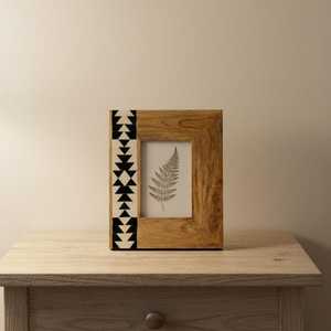 Marco de resina y madera hecho a mano de lujo con incrustaciones, tamaño personalizado, rectangular vertical, porta fotos con elegante patrón en blanco y negro - Product Image 2