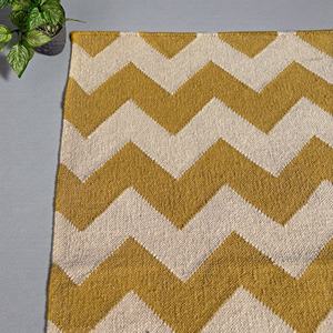 Alfombra Abstracta Tejida a Mano de Lana, Amarilla y Blanca |   Alfombra Moderna para Decoración del Hogar, Ecológica y Apta para Mascotas, de Tejido Plano - Product Image 2