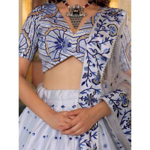 Elegante Lehenga Choli de Satén Blanco Bordado para Bodas y Fiestas - Product Image 1
