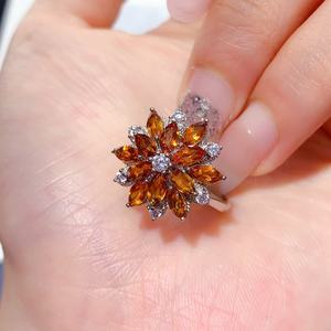 Anillo de Compromiso Clásico de Plata de Ley 925 con Forma de Flor y Circonita Cúbica en Corte Pera, Regalo para Mujer en Aniversario de Bodas o Fiestas - Product Image 4