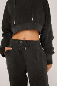 Prix usine Ensembles de survêtements décontractés imprimés unisexes, comprenant un sweat à capuche court à épaules tombantes et un pantalon ample à cordon de serrage, effet délavé à l'acide - Product Image 3