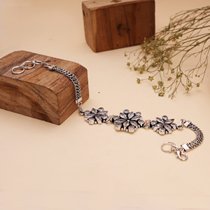 กำไลข้อมือผู้หญิงดีไซน์หรูหราประดับด้วยลูกปัดทองเหลืองชุบเงินโบราณลายดอกไม้หลากหลายแบบ  งานฝังแบบ Bezel  เหมาะเป็นของขวัญเครื่องประดับแฟชั่น - Product Image 3