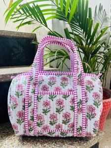 Sac de voyage matelassé en coton floral léger et écologique de haute qualité, fait main par VEER HANDIRCRAFTS, avec fermeture éclair - Product Image 3