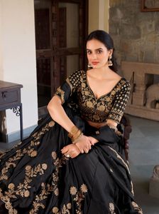 Lehenga en soie Rangoli de créateur avec broderie Zari et sequins, comprenant une blouse brodée en soie Rangoli et un dupatta brodé ajouré. - Product Image 3