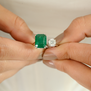 Productos más vendidos, bajo MOQ, anillo abierto de oro blanco macizo K14 con doble engaste de esmeralda y diamante para bodas y fiestas. - Product Image 4