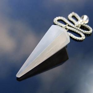 Pendule poli en cristal de sélénite naturel pour l'alignement des chakras de la purification de l'aura Love Focus et la décoration de guérison élégante - Product Image 1