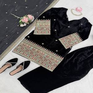 VASTRA COTTAGE Conjunto de Kurti de Terciopelo y Palazzo con Bordado de Lentejuelas y Dupatta de Seda Tibby Pesada, Diseño Étnico para Fiesta - Product Image 5