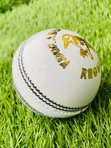 ลูกคริกเก็ตคุณภาพพรีเมียม 4 ลูก น้ำหนัก 156 กรัม ยี่ห้อ Kookaburra Club Match สำหรับการแข่งขัน  ทำจากหนังสีแดง แกนคอร์ก - Product Image 2