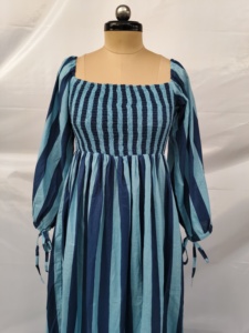 Robe longue décontractée pour femme en coton tissé à rayures bleues, col carré, manches longues smockées, coupe trapèze, taille naturelle, respirante - Product Image 1