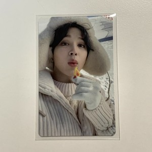 การ์ดรูปสะสมอย่างเป็นทางการของจีมิน แพ็คเกจฤดูหนาวปี 2021 ของวงบีทีเอส - Product Image 2