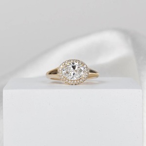 แหวนเพชรทรงรี 1.5 กะรัต ดีไซน์หรูหรา ประดับเพชรแบบ Double Halo Bezel Set ทรงโดม ทองคำขาว 14K สำหรับหมั้นและเป็นแหวนแทนใจ - Product Image 4