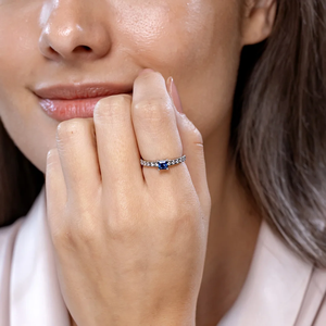 Bague solitaire carrée en or massif 14 carats avec saphir et accents de diamants, bijoux fins faits à la main, personnalisés, bague de fiançailles et de mariage - Product Image 2