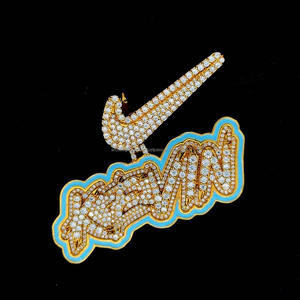 Colgante Personalizado Plata de Ley 925 Nombre Letra Esmalte Contorno Iced Out VVS Baguette Diamante Moissanite Colgante - Product Image 4