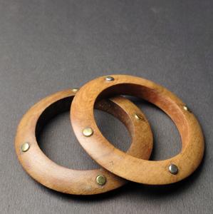 Lot de 2 bracelets fins en bois naturel avec petits rivets en laiton – Bracelets empilables de style tribal minimaliste - Product Image 2