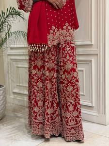 Robe Anarkali traditionnelle indienne et pakistanaise pour femmes, rouge, brodée, longue, ample, extensible, avec un motif floral - Product Image 3