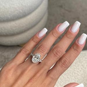 Anillo de Compromiso de Tres Piedras con Diamante Cultivado en Laboratorio de Corte Ovalado de 5.70 Quilates, Baguettes Cónicas, Oro Blanco de 18k, Certificado IGI E - VVS2 - Product Image 1