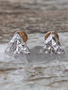 Pendientes Triangulares de Laboratorio con Certificación IGI de 2.95 Ct, Oro de 14K, Diseño de Lujo con Corte Trillón, Joyería Fina Moderna para Mujer - Product Image 2