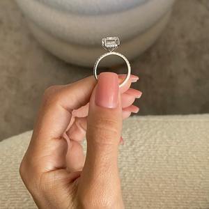 Anillo de Diamantes de Lujo con Corte Esmeralda de 8.50 Quilates, Certificado por IGI, Cultivado en Laboratorio, con Piedras Laterales Pavé y Halo Oculto, Oro de 18k - Product Image 2