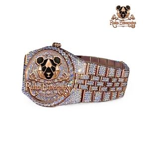 Montre de luxe élégante avec lunette détaillée et bracelet intégré - Product Image 3