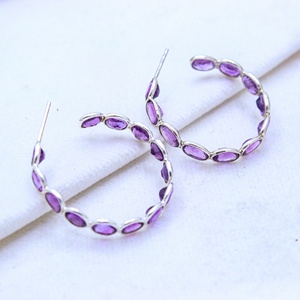 Boucles d'oreilles créoles ouvertes en argent sterling 925 massif avec améthyste naturelle ovale sertie clos, bijoux fins Memoria Jewels, vente en gros - Product Image 1