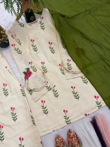 Tenue décontractée traditionnelle style Inde-Pakistan : Kurta en coton cambriqué imprimé à manches fantaisie avec Latkan, pantalon Farshi et Dupatta - Product Image 3