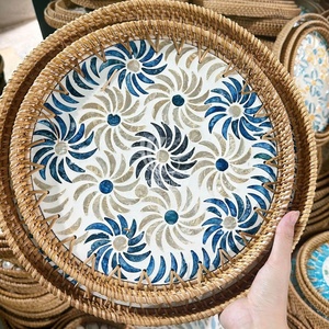 Plateau en rotin en forme de cœur artisanal avec mosaïque de nacre, vintage, écologique, cadeau de luxe pour la maison, plateau de service polyvalent - Product Image 3