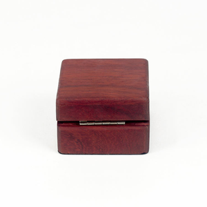 Boîte à bijoux en bois carrée de luxe gravée sur mesure WEWOOD OEM ODM |   Boîte de rangement magnétique en bois massif pour emballage de bijoux - Product Image 4