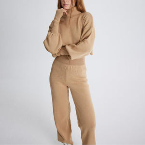 Ensemble deux pièces décontracté pour femme : pull à col montant et manches bouffantes, pantalon large en maille – Tenue confortable pour l'automne - Product Image 1