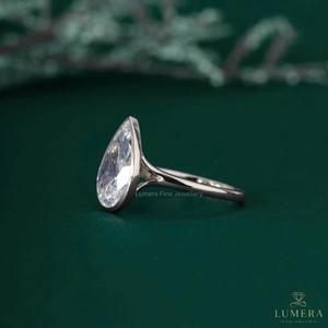 Bague solitaire de luxe en or blanc plaqué, sertie de diamants taille poire, pour femme, idéale pour fiançailles, mariage ou anniversaire - Product Image 2