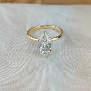 Elegante Anillo de Diamantes con Corte Marquesa en Oro Amarillo de 10K / 14K / 18K, Pieza Atemporal que Combina Estilo Clásico y Brillo - Product Image 1